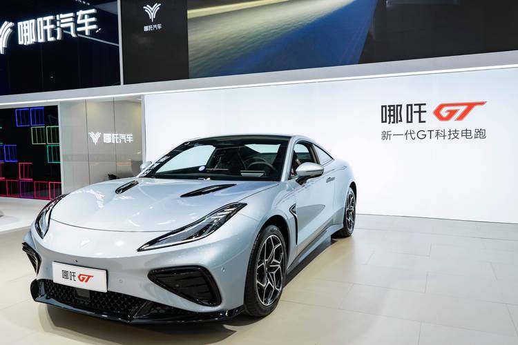 广州200哪吒汽车在智能汽车领域的表现，领途汽车在新能源汽车市场中的影响力